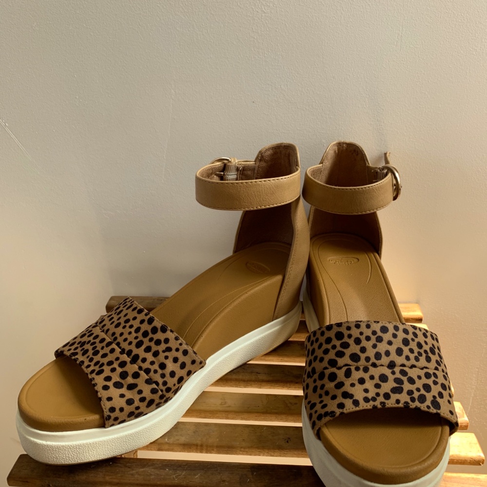 Semi new pair of Dr. scholls sandals.